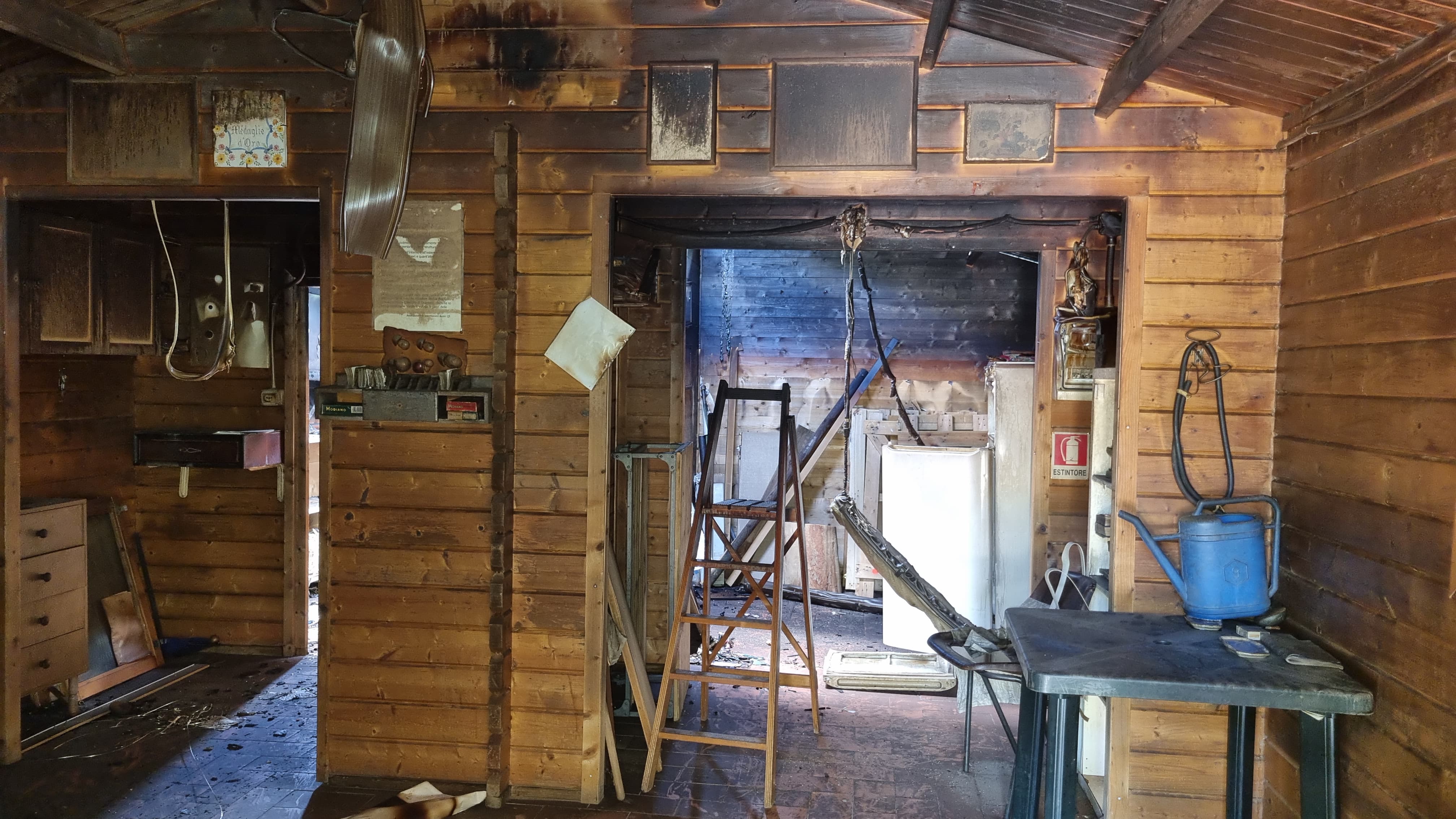 L'interno del casottino messo a soqquadro dall'incendio doloso