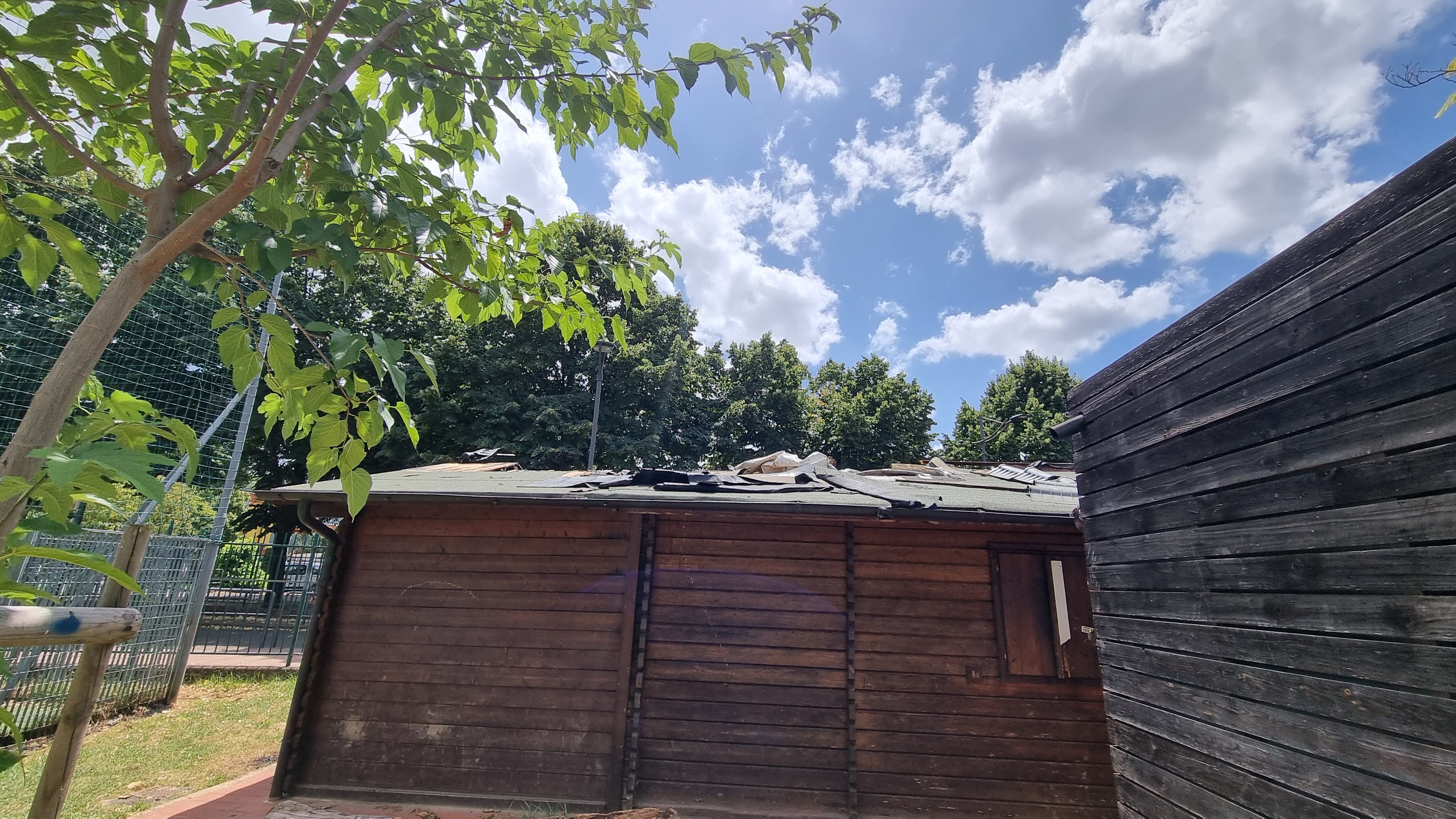 Il tetto divelto dalle fiamme del casottino dove gli anziani della zona si ritrovano per giocare a carte